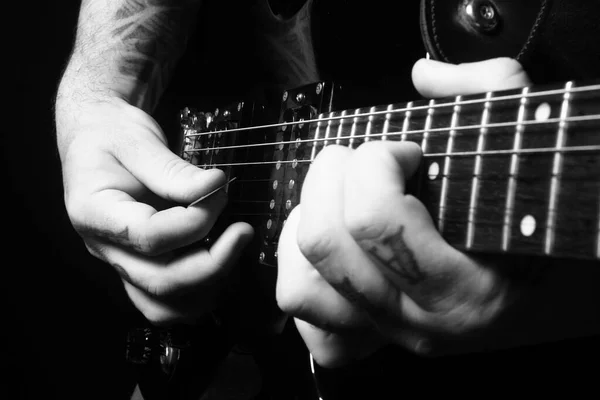 Mãos Uma Pessoa Tocando Uma Guitarra Preto Branco — Fotografia de Stock