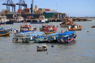 San Antonio limanında gemiler, Şili