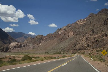 Kayalık dağlar arasındaki rota, Mendoza