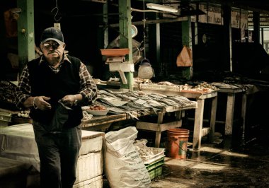 Ekim 05, 2017; San Antonio, Şili; Limandaki balık pazarında çalışan insanlar