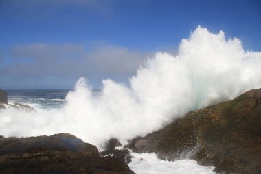 Dalgalar kayalarda kırılıyor