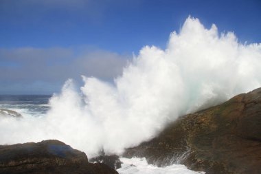 Dalgalar kayalarda kırılıyor