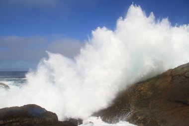 Dalgalar kayalarda kırılıyor