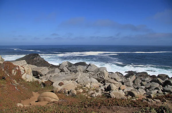 海と青い空波と岩の海岸での晴れた日 — ストック写真