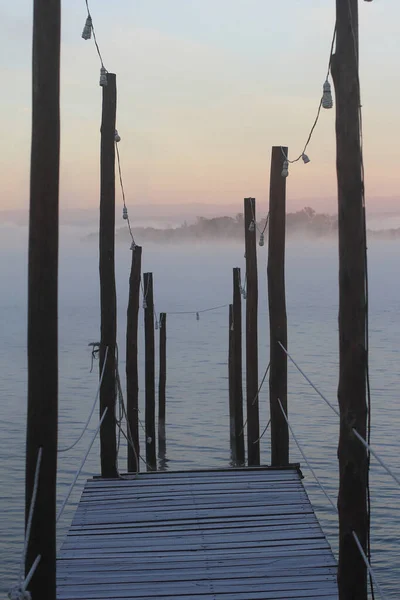 Seebrücke See Einem Nebligen Morgen — Stockfoto