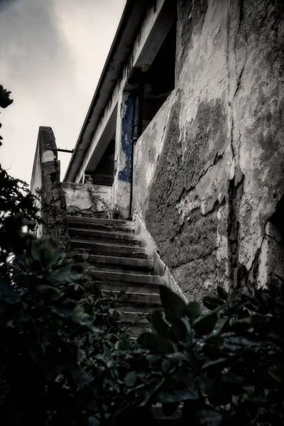Ερειπωμένη Σκάλα Ενός Εγκαταλελειμμένου Ξενοδοχείου — Φωτογραφία Αρχείου