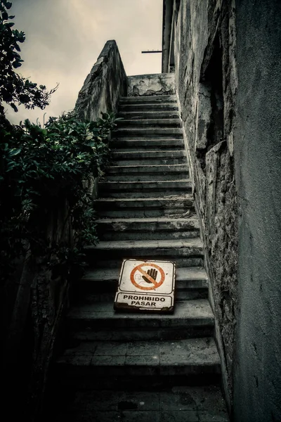 Escadaria Ruínas Hotel Abandonado Com Sinal — Fotografia de Stock