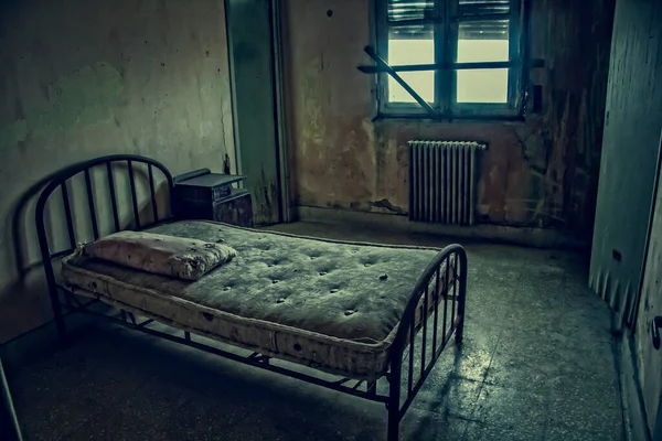 Βρώμικο Υπνοδωμάτιο Ενός Εγκαταλελειμμένου Ξενοδοχείου — Φωτογραφία Αρχείου