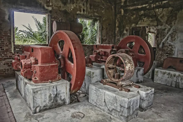 Παλιές Μηχανές Ένα Εγκαταλελειμμένο Κτίριο — Φωτογραφία Αρχείου