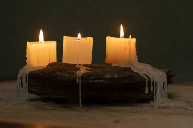 Mumlar karanlıkta yanıyor.