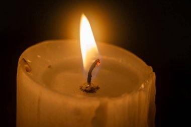 Mum karanlıkta yanıyor.