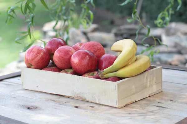 Maçãs Bananas Uma Caixa Uma Mesa — Fotografia de Stock