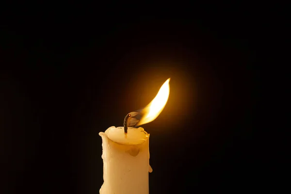 闇の中で燃えるキャンドル — ストック写真