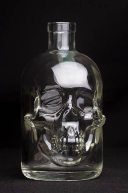 Siyah arka planda kafatası kristal berrak