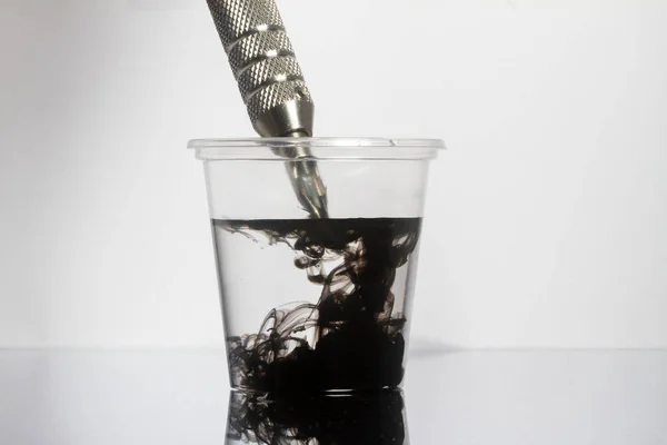 Tätowiermaschine Reinigt Schwarze Tintennadeln Mit Klarem Wasser Klarem Glas — Stockfoto