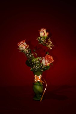 Eski bir vazoda bir buket gül