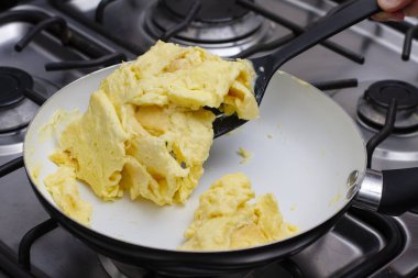 Tavada çırpılmış yumurta yapmak.