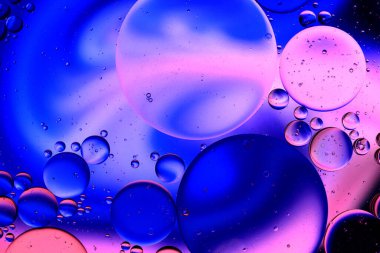 Petrol ve suyun soyut makro renkli arkaplanı