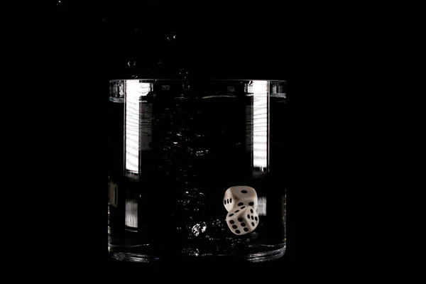 Würfel Wasserspritzer Auf Schwarzem Hintergrund — Stockfoto