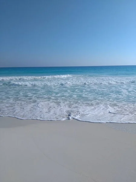 Beyaz Plajlı Güzel Bir Deniz Dalgası — Stok fotoğraf