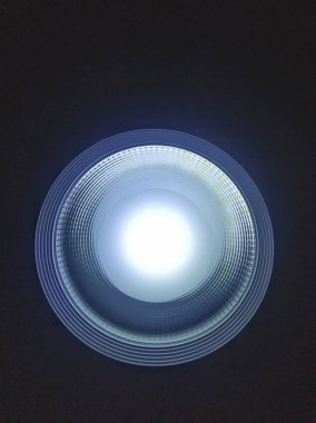 Siyah arka planlı öncü lamba ışığı