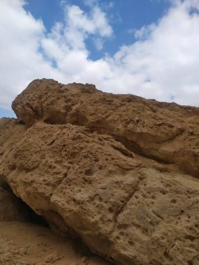 Bulutlu bir kayanın yakınına