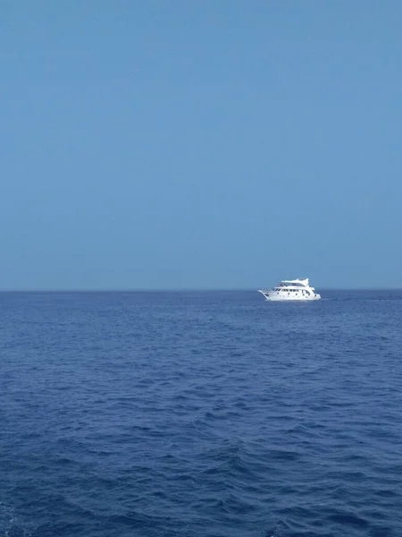 海の孤立したヨット — ストック写真