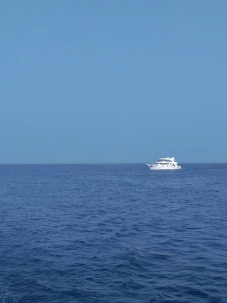 Isolierte Jacht Auf Dem Meer — Stockfoto