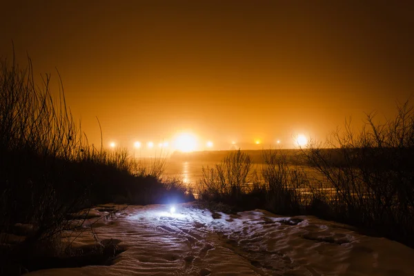 Linterna brillante cerca del río en la primavera temprana en un fondo del cielo nocturno que brilla — Foto de Stock