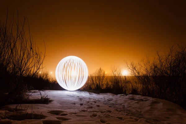 Bola brillante en las orillas del río en la primavera temprana en un fondo del cielo nocturno que brilla — Foto de Stock