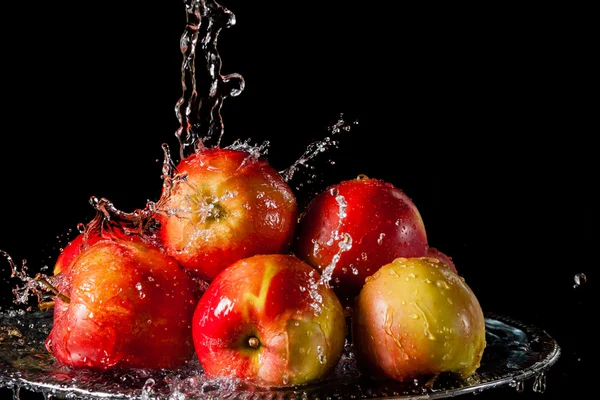 Las manzanas que yacen en una parte superior de plata y el agua que cae — Foto de Stock