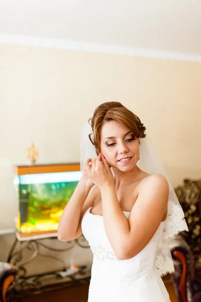 Portrait d'une belle jeune mariée qui porte une boucle d'oreille — Photo