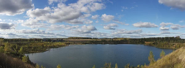 Paisagem de verão com lago — Fotografia de Stock