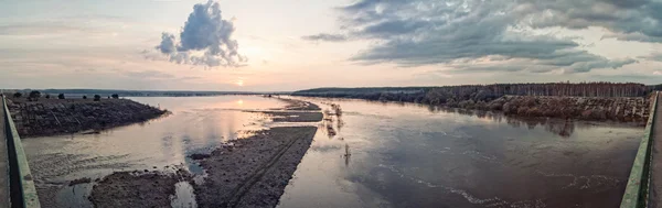 Панорама поймы во время весеннего наводнения с высокого берега — стоковое фото