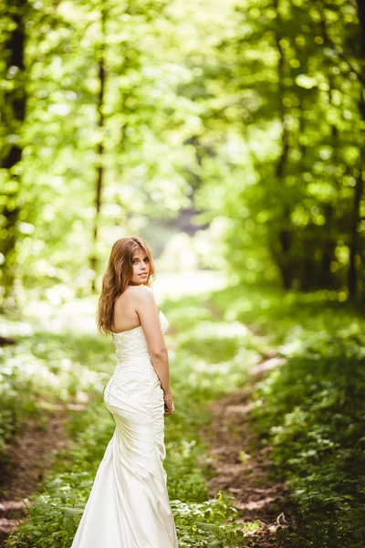 Mariée en mai, dans le contexte de la nature florissante — Photo