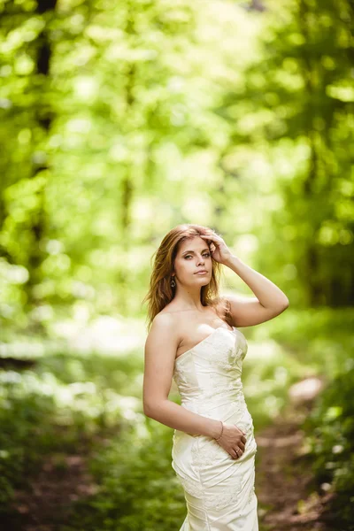 Bruden i maj, mot bakgrund av blommande natur — Stockfoto