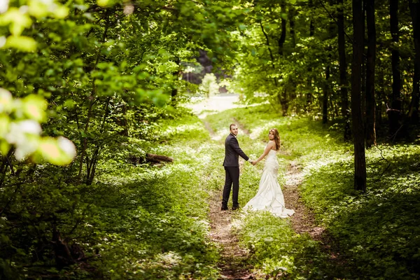 Sposo e sposa a maggio nella foresta della sorgente — Foto Stock