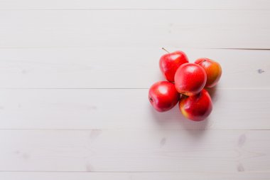 Beyaz zemin üzerinde bir kaç Kırmızı elma