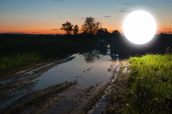 Marcador redondo brillante en la antigua carretera rural al atardecer — Foto de Stock