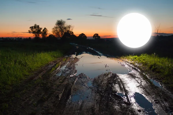 Señal redonda luminosa en la antigua carretera rural al atardecer — Foto de Stock