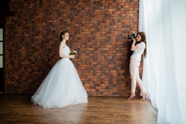 Genç seksi fotoğraf stüdyosunda gelin fotoğraf çekmek