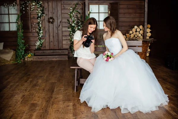 Jeune photographe sexy montre la mariée venait de prendre des photos — Photo