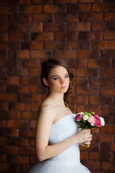 Jovem noiva sexy em um estúdio — Fotografia de Stock