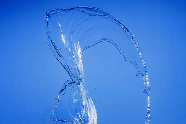 青い背景の水の流れは — ストック写真