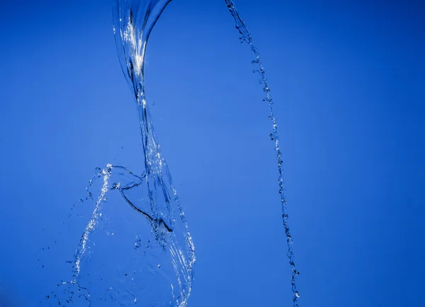 Cachoeira em um fundo azul — Fotografia de Stock