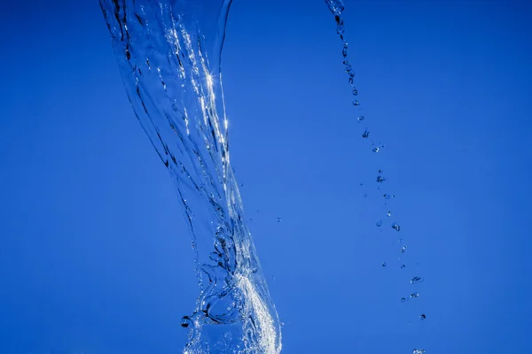 青い背景の水の流れは — ストック写真