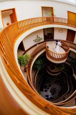 Gelin ve damat güzel iç mekan içinde