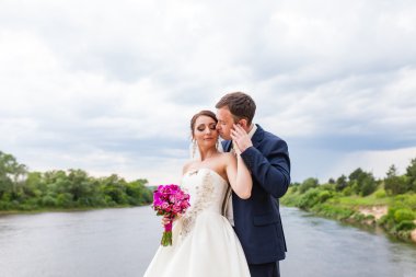 Nehir kıyısında gelin damat öpüşme