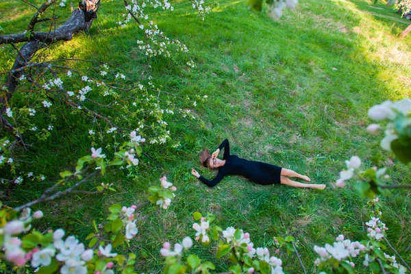 Sexy jonge model op de achtergrond van de natuur in het voorjaar — Stockfoto