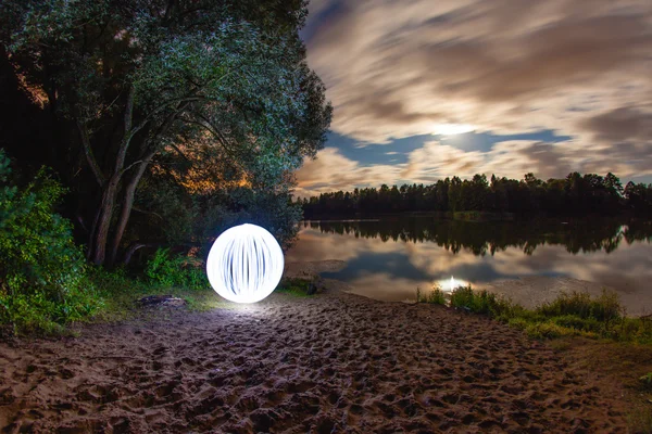 Світлова сфера біля озера на повний Місяць — стокове фото